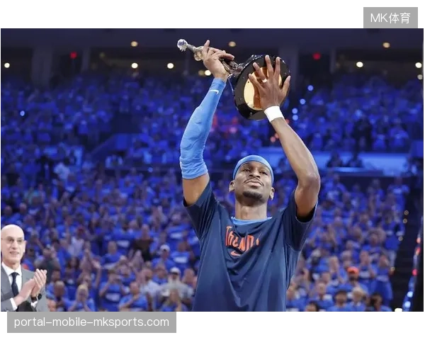 亚历山大凭借赛季全面表现斩获常规赛MVP,其高阶胜利贡献值领跑全联盟 亚历山大凭借赛季全面表现斩获常规赛MVP,其高阶胜利贡献值领跑全联盟
